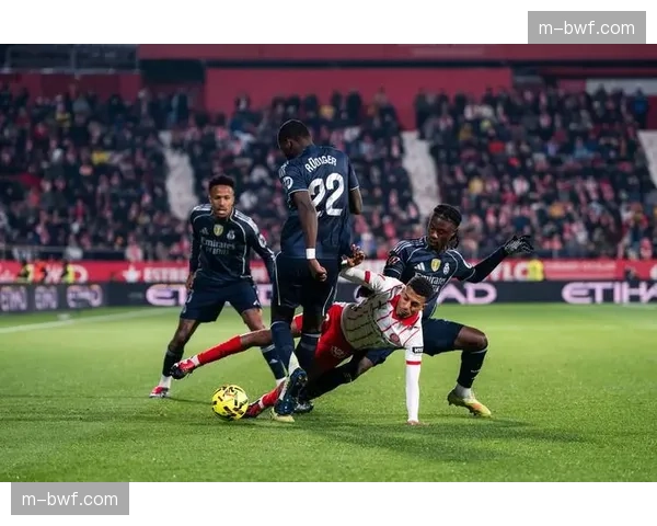 西甲即时战报:赫罗纳2-0领先阿拉维斯,多夫比克头球破门 西甲即时战报:赫罗纳2-0领先阿拉维斯,多夫比克头球破门