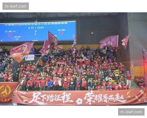 温情花絮：客队球迷看台齐声高歌，主队球迷随后报以掌声致意